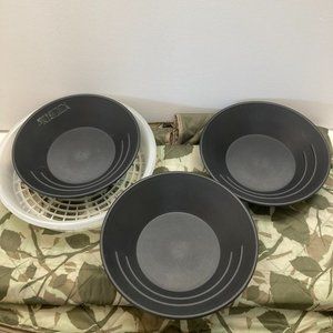 Gold Panning Kit, set of 3 pans and 1 strainer.